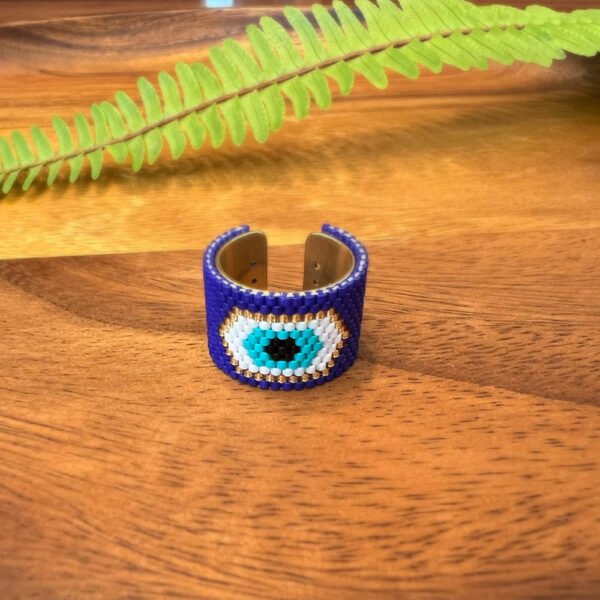 anillo ojo turco azul en fondo de madera