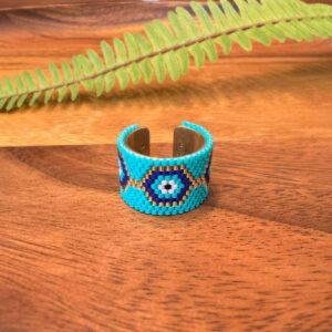 anillo ojos turcos azules sobre madera