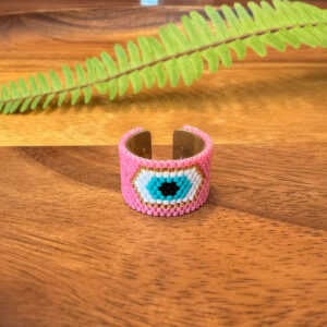 anillo ojo turco rosa sobre madera