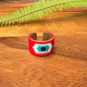 anillo ojo turco rojo sobre madera