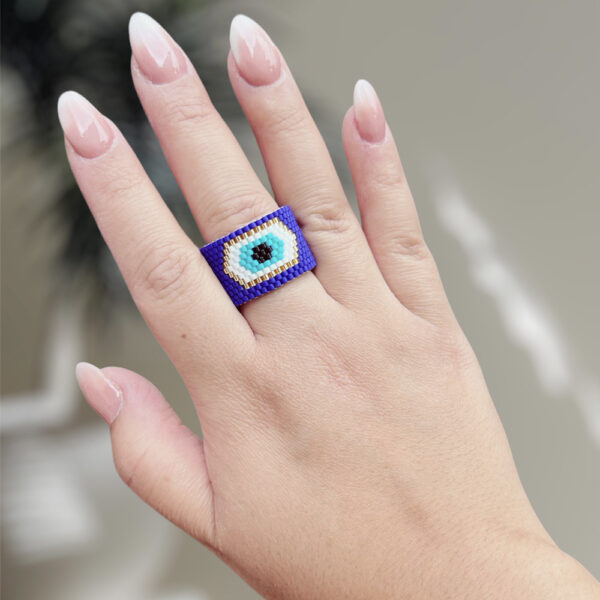 ojo turco anillo azul en mano